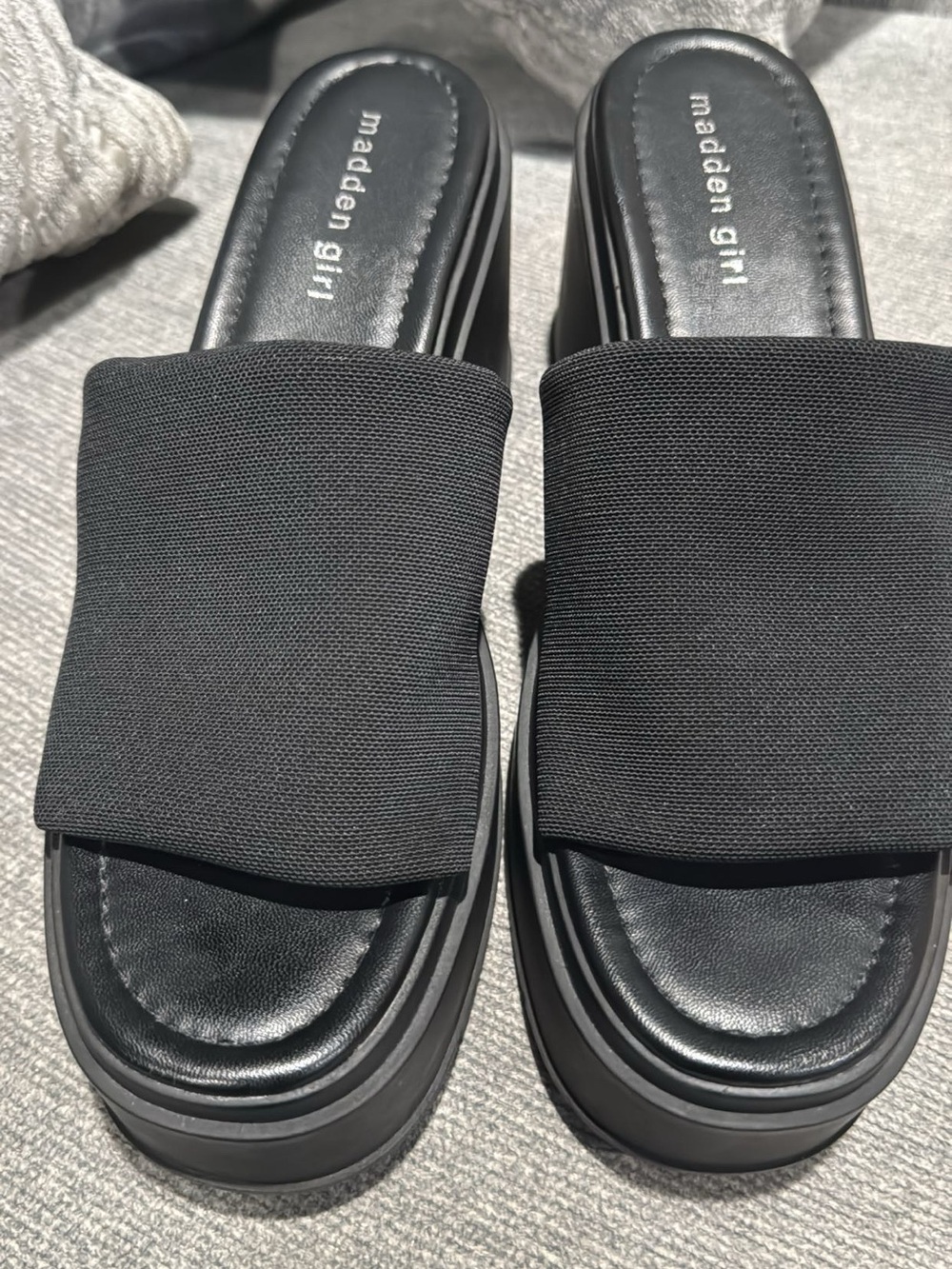 Madden Girl Black Wide Strap Platform Slide Sandals 90’s vibe